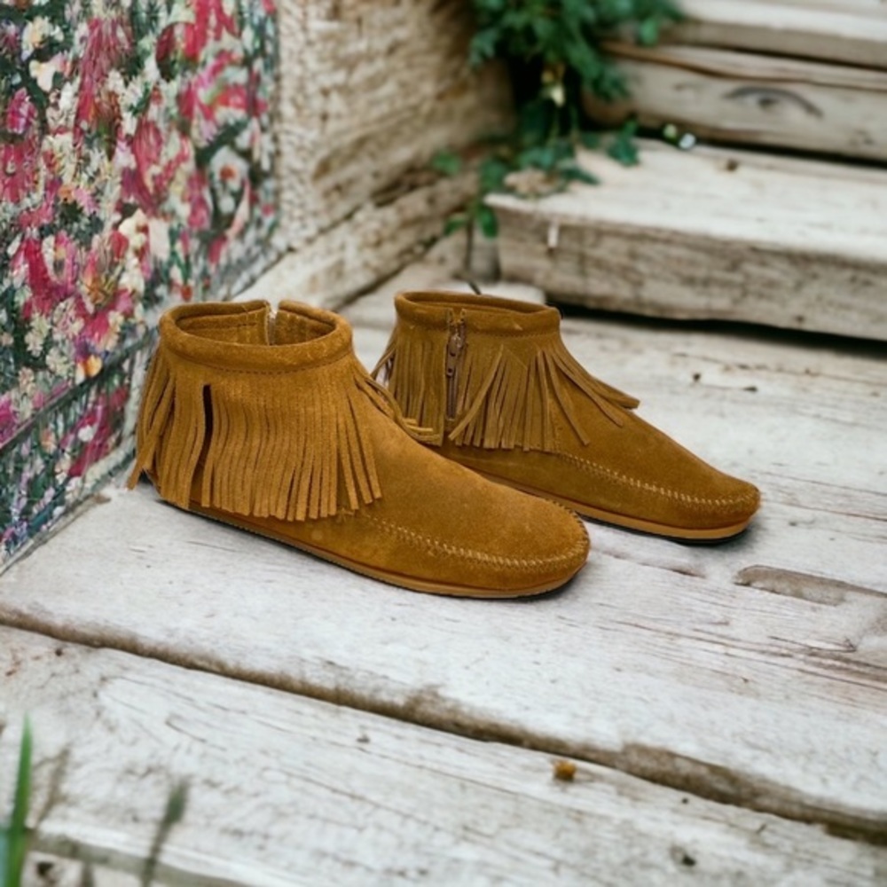 Minnetonka fringe moccasin booties tan suede leather side zip women’s 8.5 US